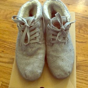 Toms Shearling chukka boots size 8
